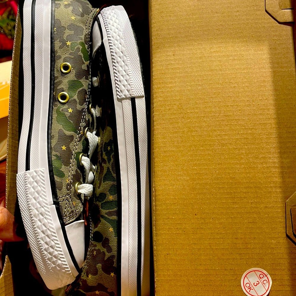 Girls sneakers